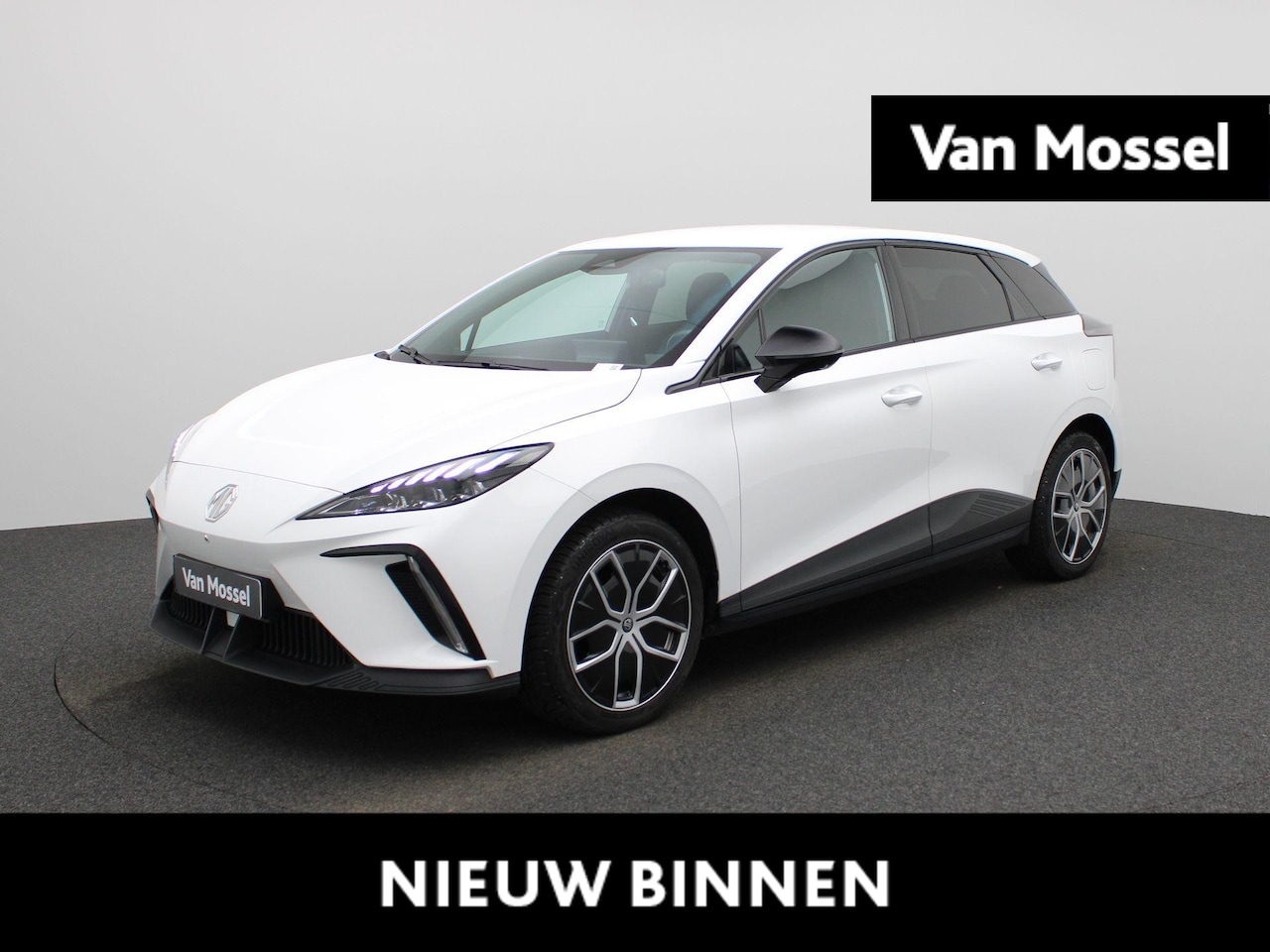 MG 4 - MG4 64 kWh Luxury | Half Leder | Elektrische Verstelbare Stoelen | 360 Graden Camera | App - AutoWereld.nl