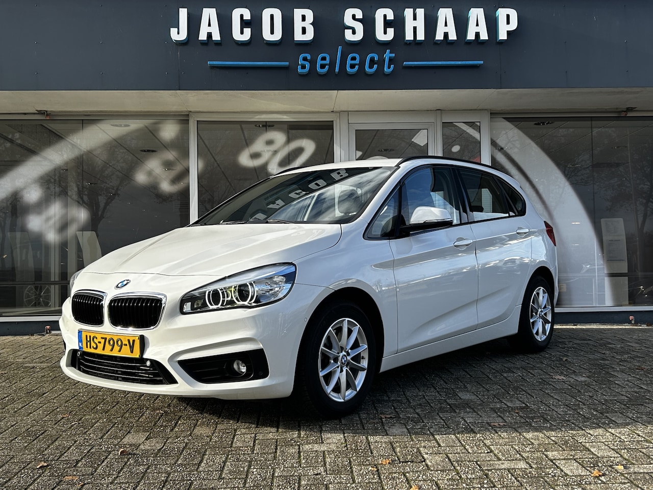 BMW 2-serie Active Tourer - 218i Essential Automaat / Navigatie / Parkeerhulp / Airco / Sportstoelen / 16" LM - AutoWereld.nl