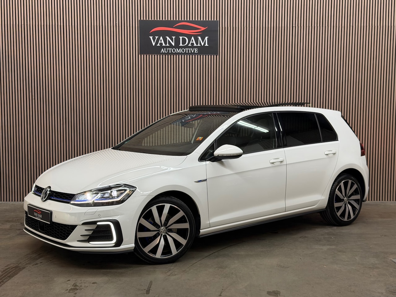 Volkswagen Golf - 1.4 TSI PHEV GTE 2020 PANO LED VIRTUAL KEYLESS - AutoWereld.nl