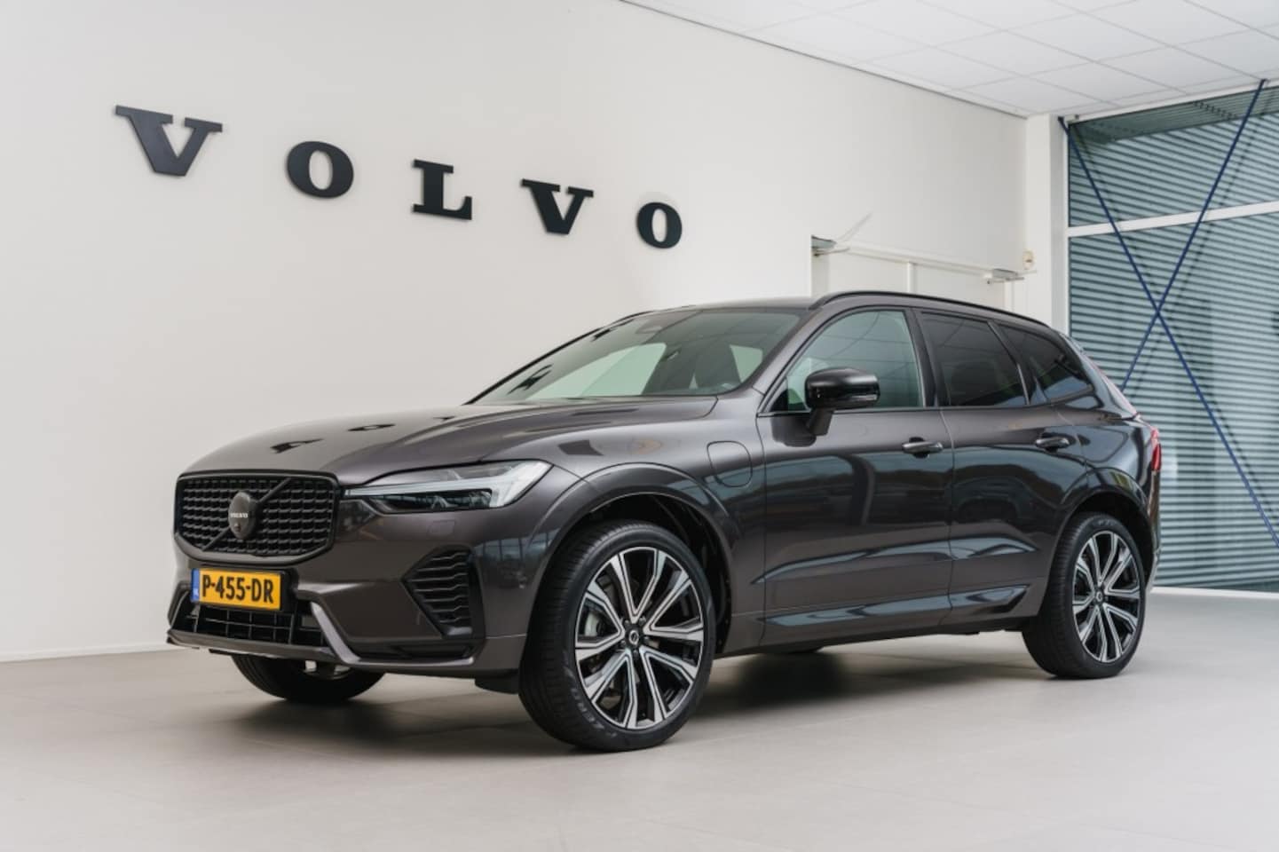 Volvo XC60 - T6 AWD Plug-in hybrid R-Design LONG RANGE - AutoWereld.nl