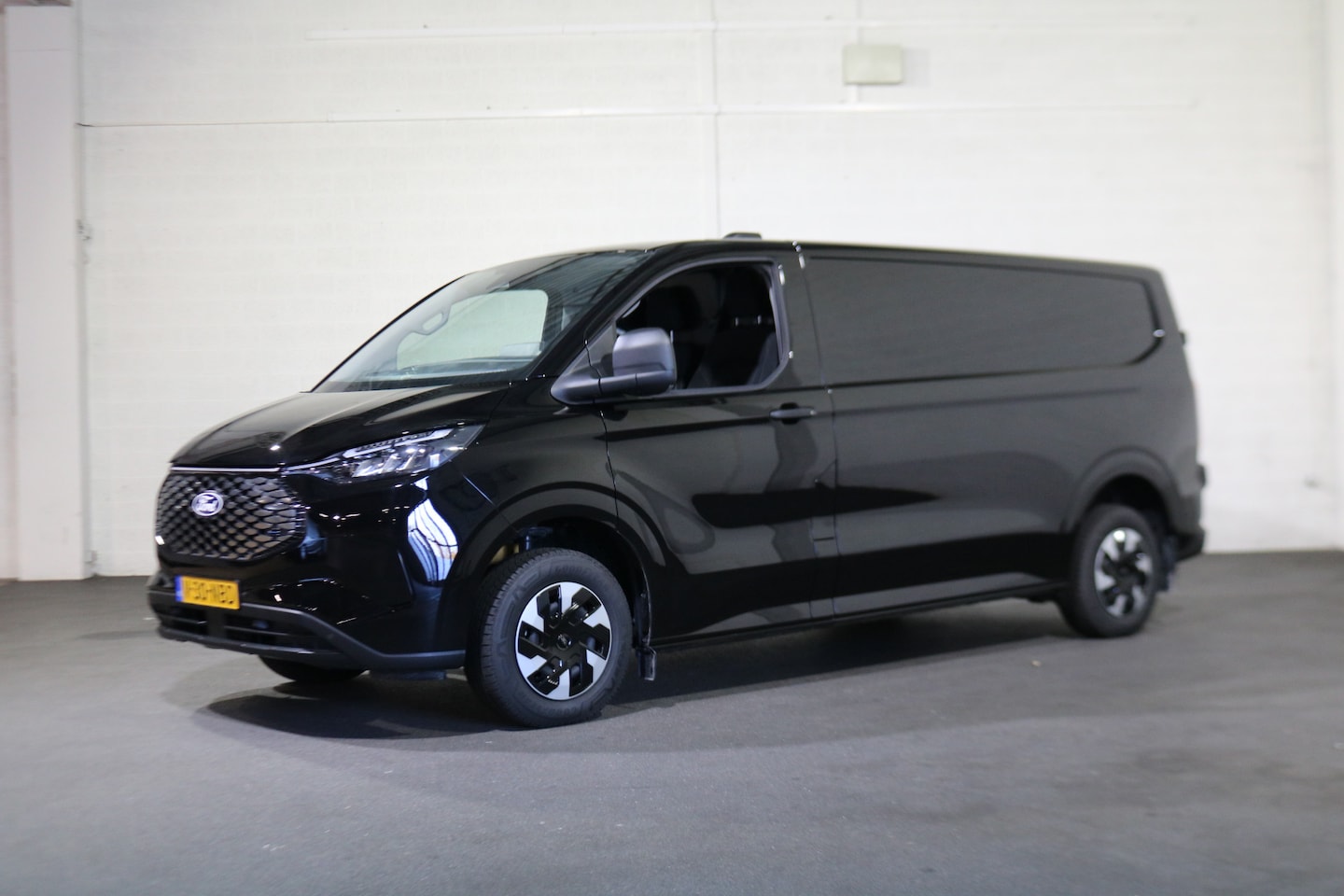 Ford Transit Custom - E-Transit 340 L2 H1 Trend 65 kWh (direct leverbaar) - AutoWereld.nl