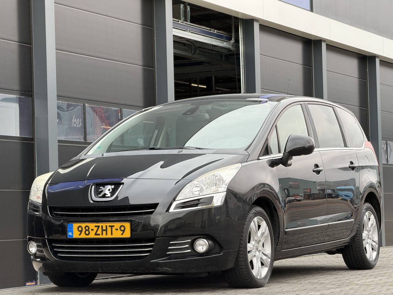 Peugeot 5008 - 1.6 e-HDi Navi Pano Clima AUTOMAAT - AutoWereld.nl