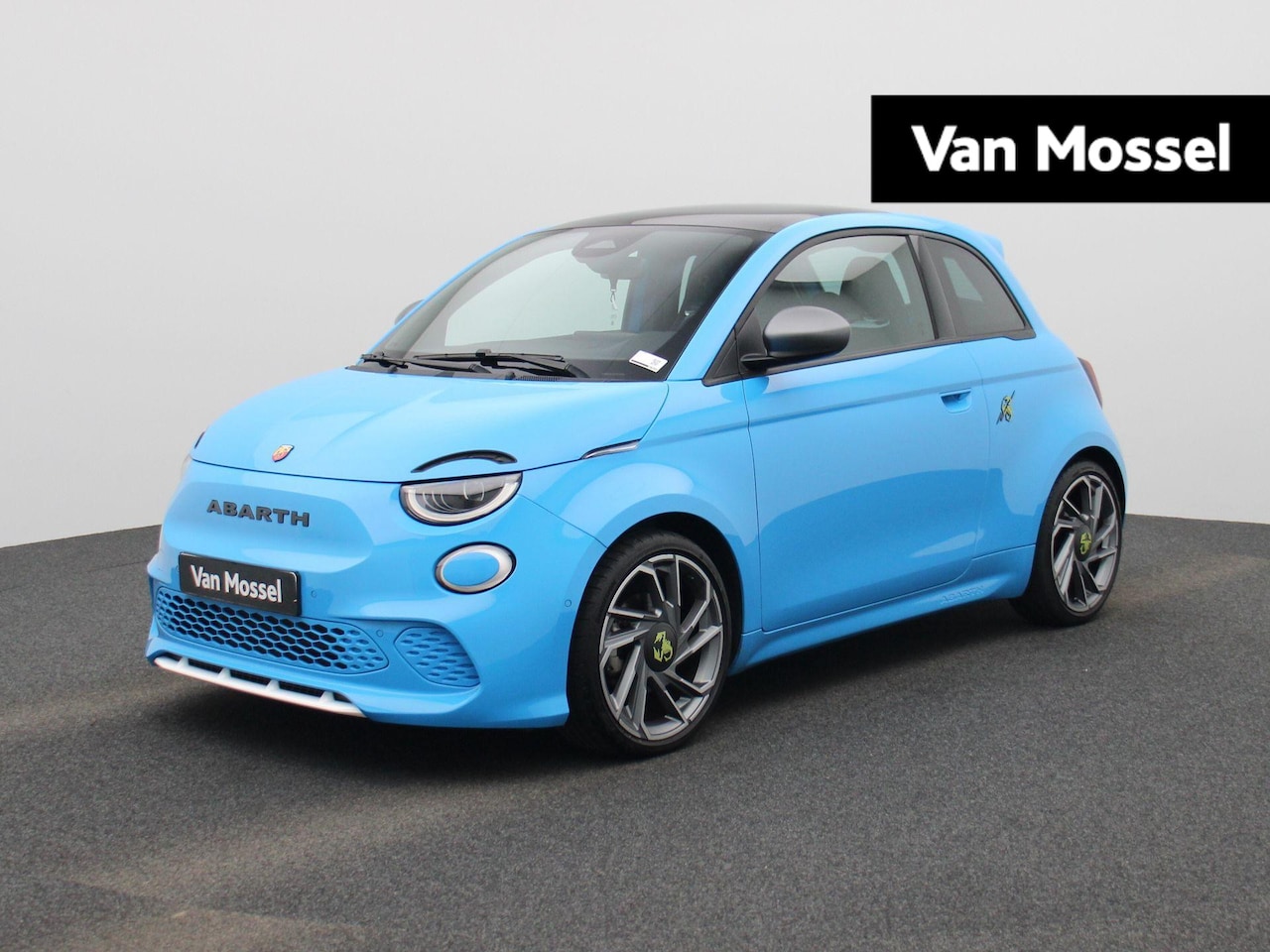Abarth 500e - Abarth Scorpionissima 42 kWh AUTOMAAT | PANORAMADAK | ALCANTARA BEKLEDING & STUUR | CAMERA - AutoWereld.nl