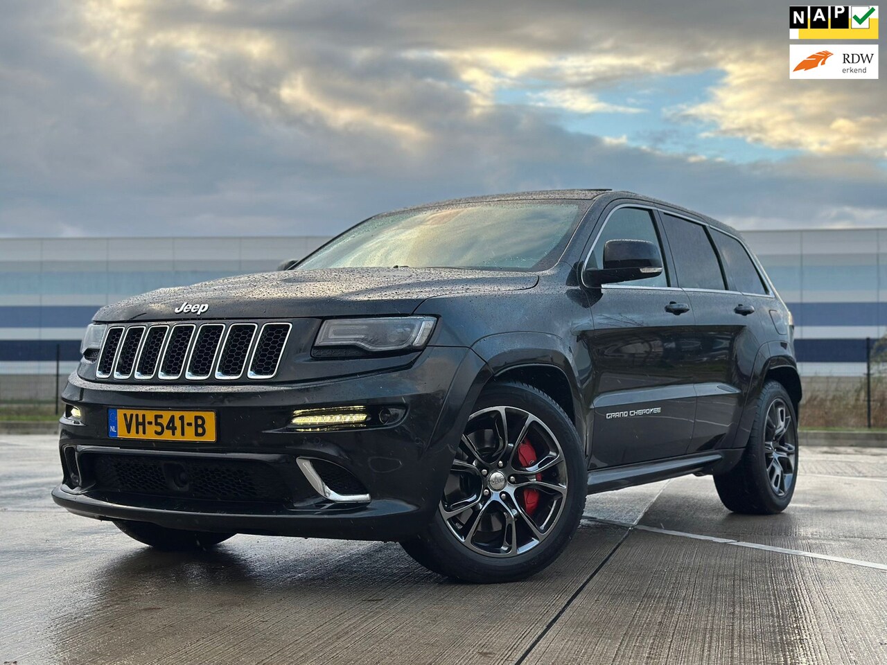 Jeep Grand Cherokee - 6.4 V8 SRT8 Pano 500PK Grijs Kenteken Trekhaak - AutoWereld.nl