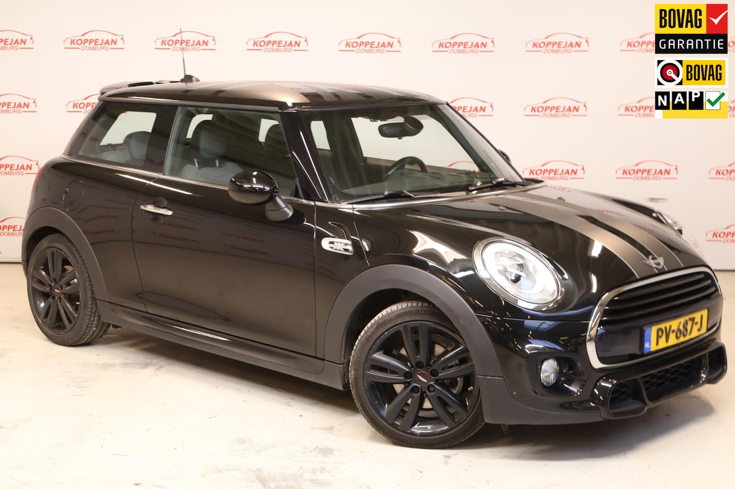MINI Cooper - 1.5 Chili Serious Business NL auto, JCW in en exterieur, Stoelver, head-up, H&K, LED, - AutoWereld.nl