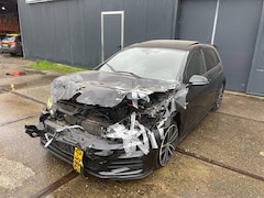 Volkswagen Golf - 2.0 TDI GTD PANO LEER BOMVOL ZWART 2017