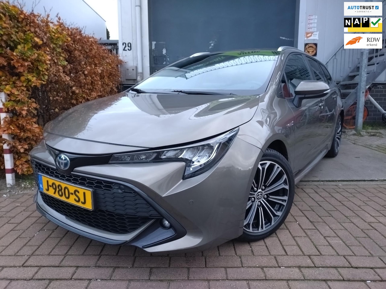 Toyota Corolla Touring Sports - 1.8 Hybrid Business Plus lage km stand! - AutoWereld.nl