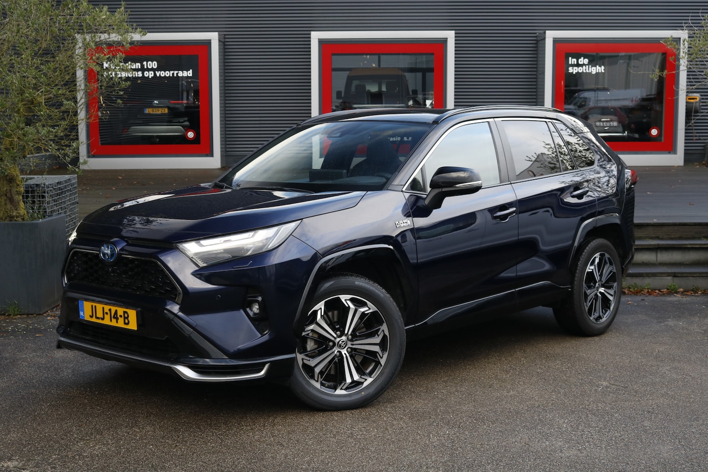 Toyota RAV4 - 2.5 Plug-in Hybrid AWD Bi-Tone Plus HUD JBL Elektrisch glazen panorama-dak - AutoWereld.nl