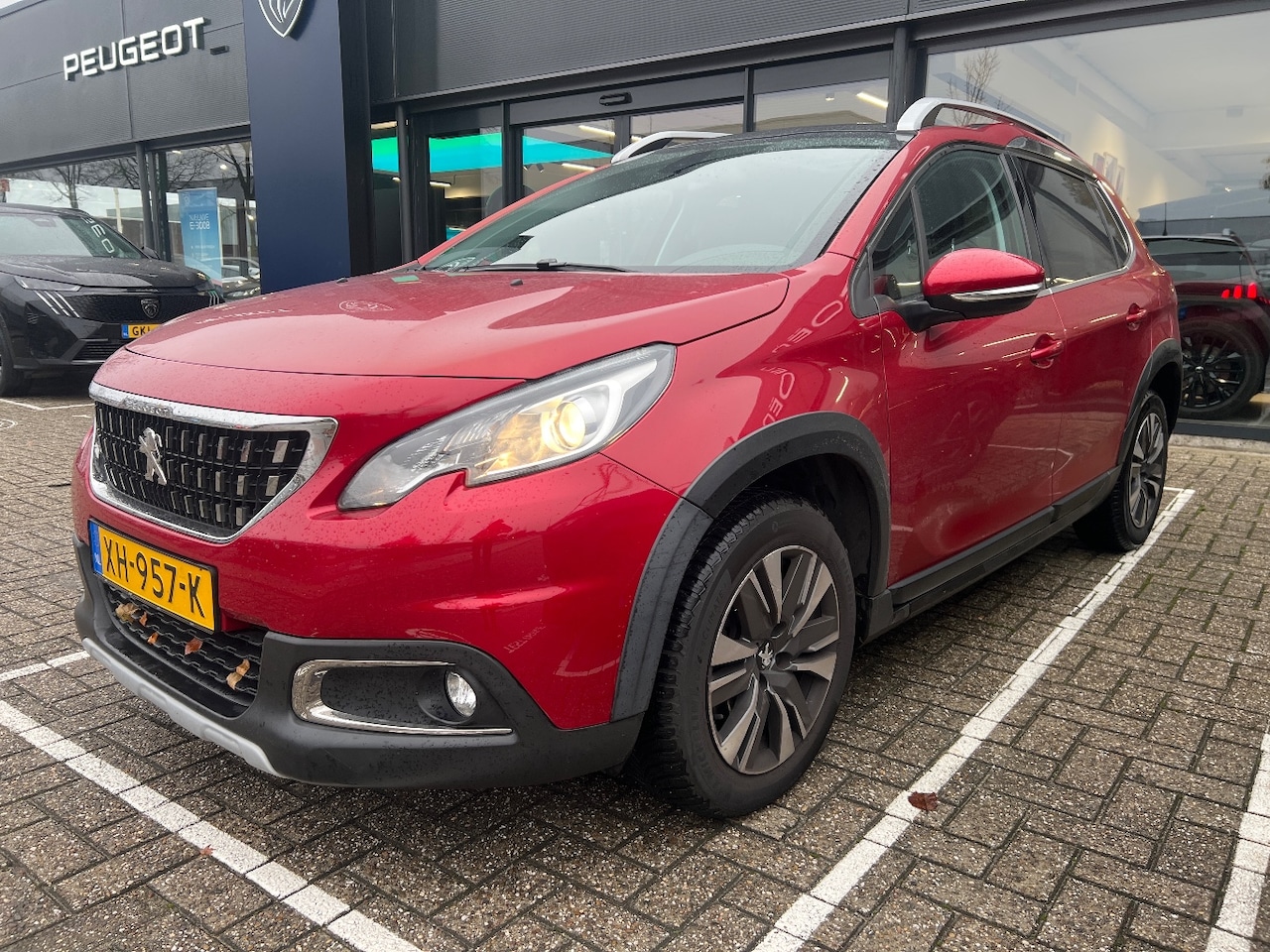 Peugeot 2008 - 1.2 PureTech Allure 110pk Automaat | Trekhaak | Navigatie | Panoramadak | Climate Control - AutoWereld.nl