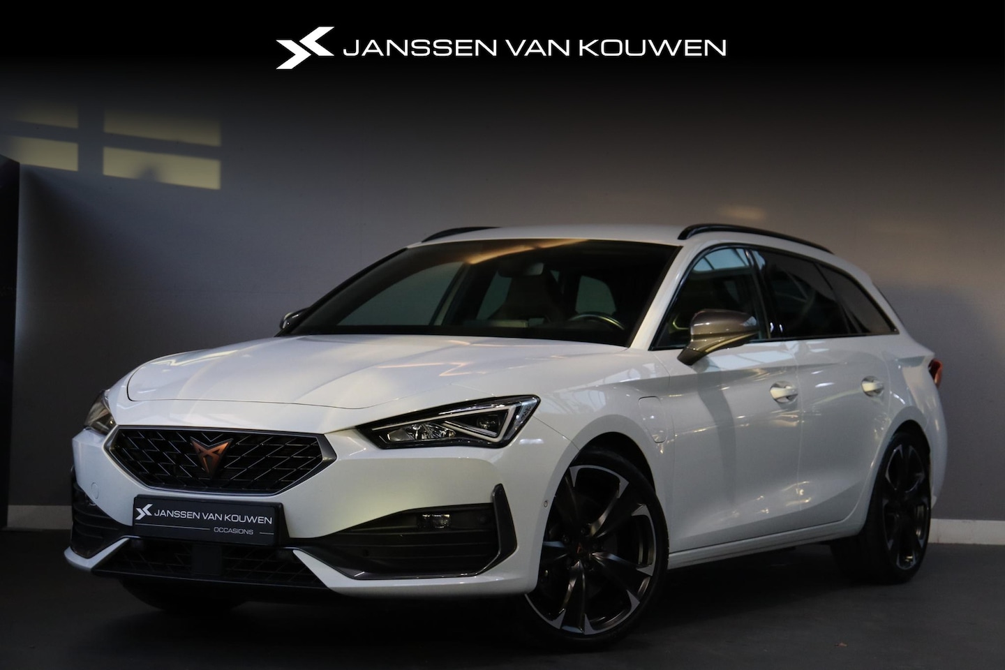 CUPRA Leon Sportstourer - 1.4 e-Hybrid VZ Adrenaline 245PK SOH 95% Trekhaak Stoelverwarming Carplay - AutoWereld.nl