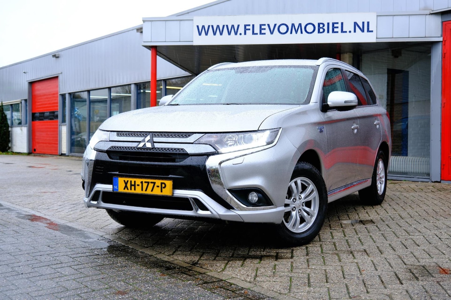 Mitsubishi Outlander - 2.4 PHEV Pure AWD Aut. Leder-Alcantara|Clima|Cam|LMV - AutoWereld.nl