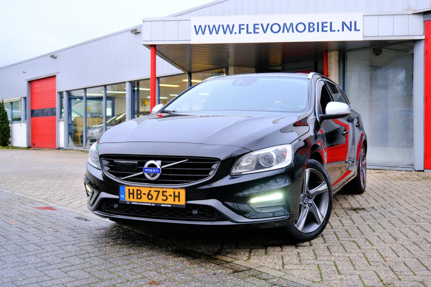 Volvo V60 - 2.4 D6 Twin Engine R-Design Aut. Pano|Leder|Adapt-Cruise|Navi|LMV - AutoWereld.nl