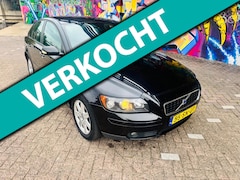 Volvo S40 - 1.8 vol leer airco trekhaak mooie auto navigatie elektrische ramen en spiegels 2 sleutels