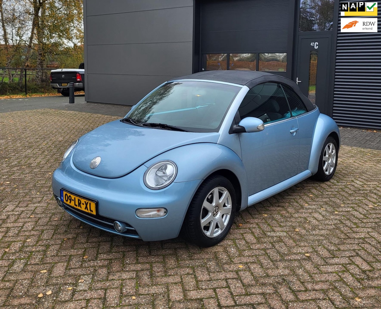 Volkswagen New Beetle Cabriolet - 2.0,Airco,PDC,BT,APK11/26! - AutoWereld.nl