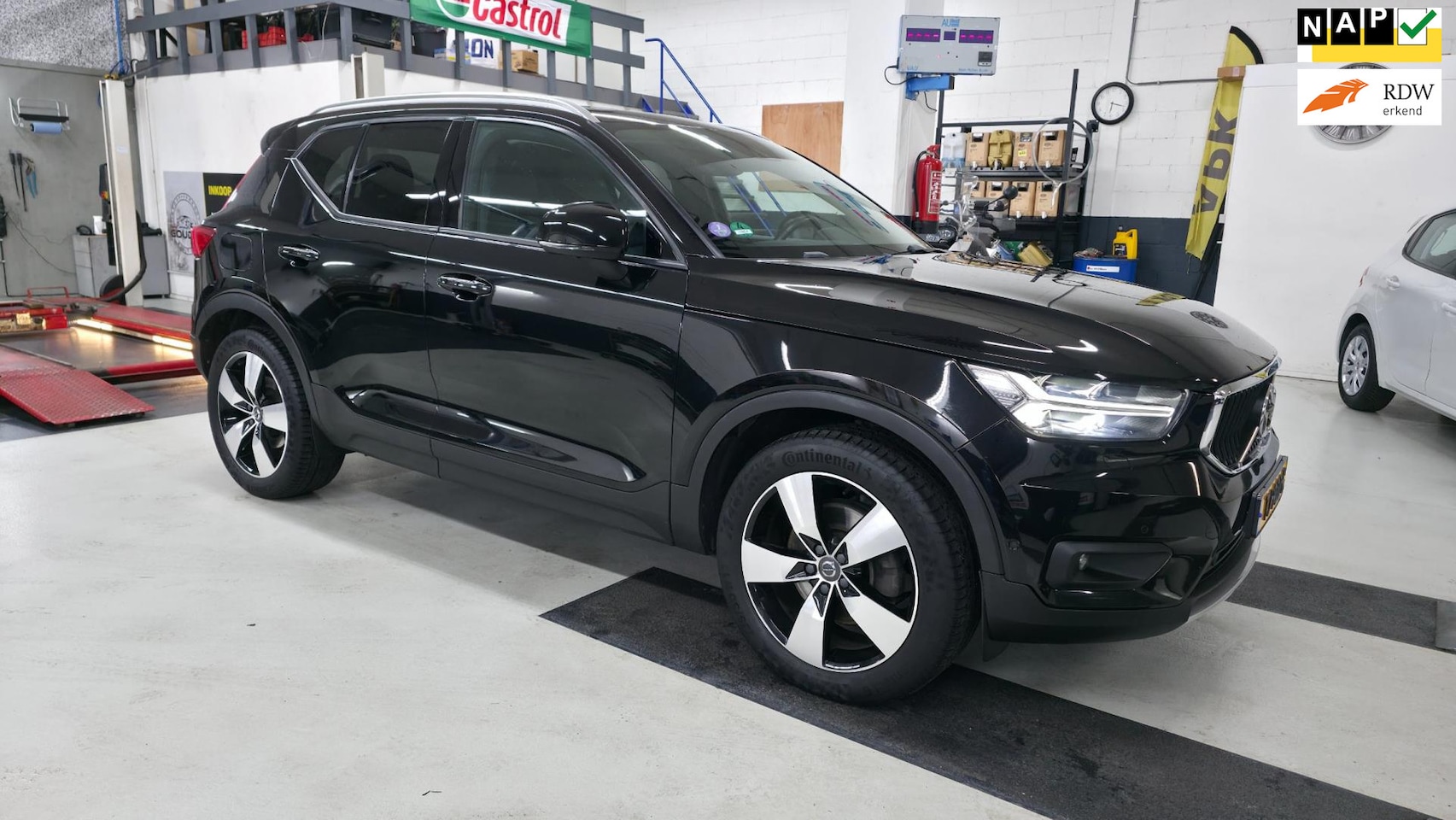 Volvo XC40 - 2.0 T5 AWD Intro Edition 2.0 T5 AWD Intro Edition, Bomvol! leer, pano ,stuurverw. - AutoWereld.nl