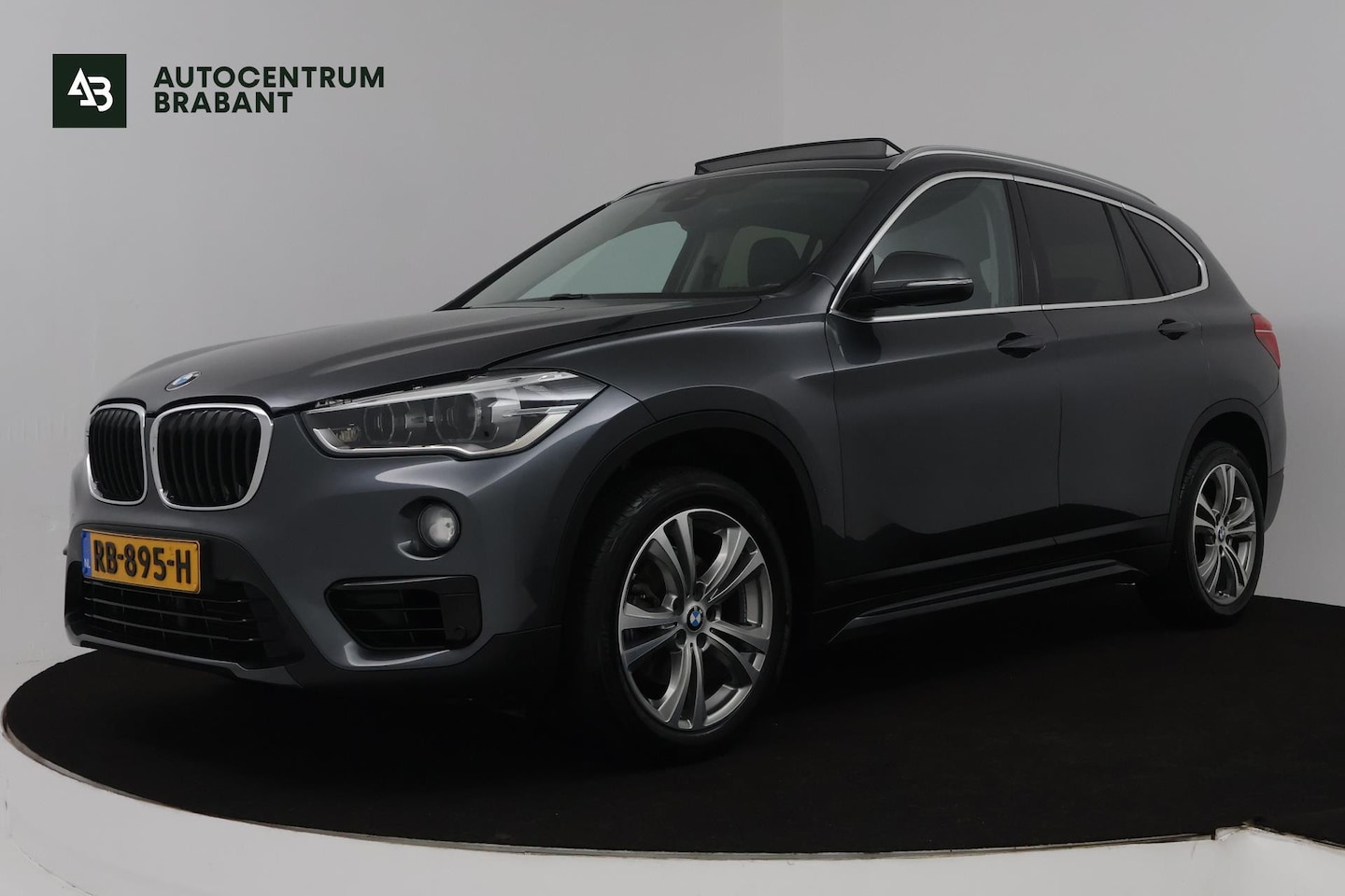 BMW X1 - SDrive18i Centennial High Executive (PANORAMADAK, STOELVERWARMING, PARKEERSENSOREN, DEALER - AutoWereld.nl