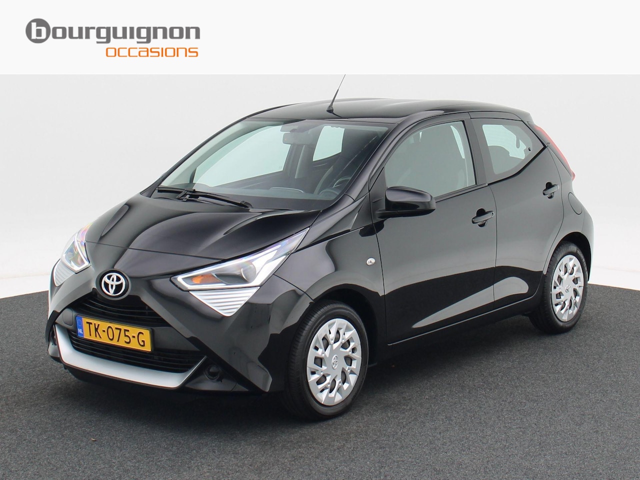 Toyota Aygo - 1.0 VVT-i Automaat x-play | Bluetooth | Trekhaak | Camera | Carplay | 79.228 Km!! - AutoWereld.nl
