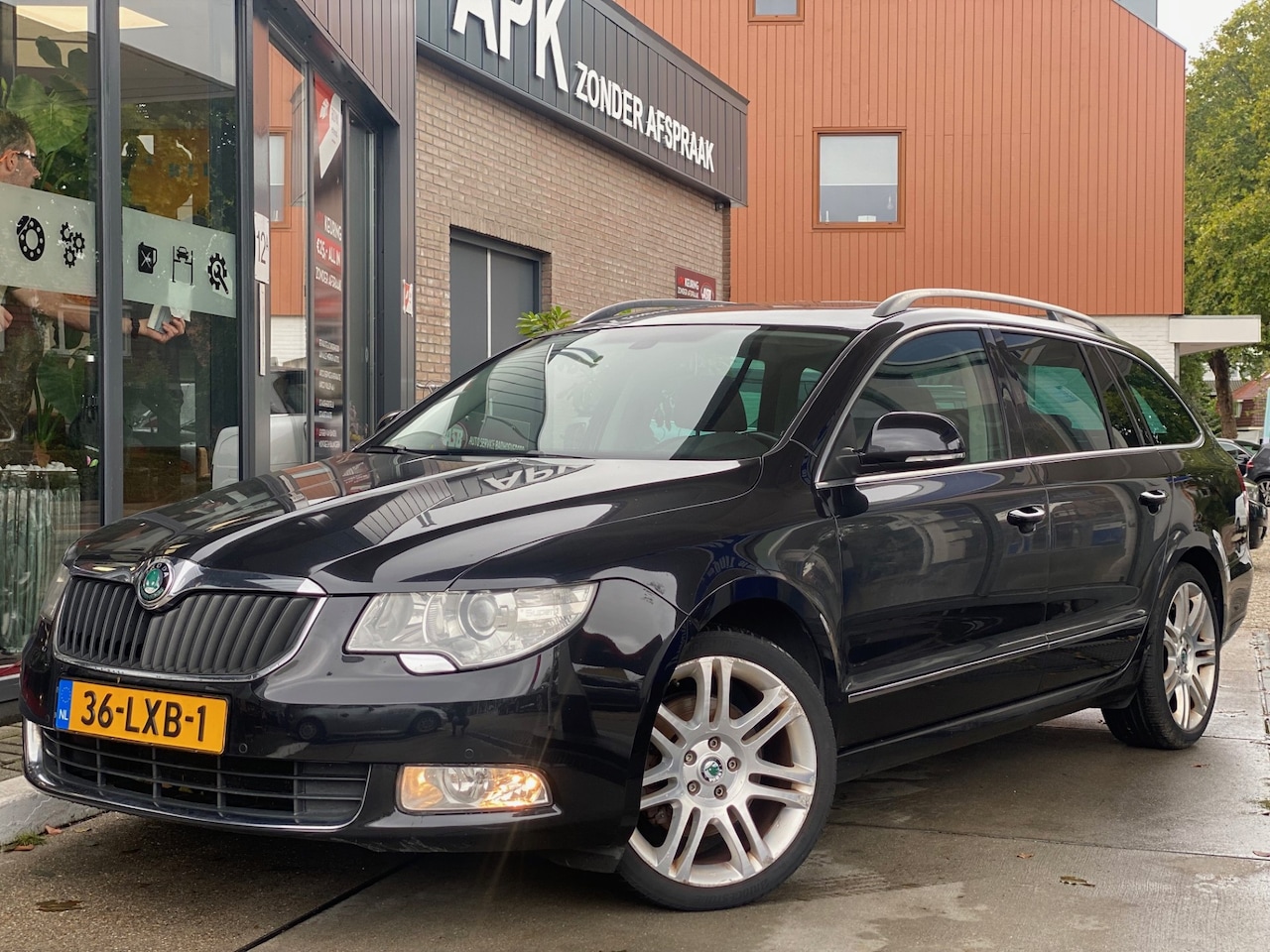 Skoda Superb Combi - 1.8 TSI Elegance Business Line | Automaat | Pano | Stoelverw. | Parkeersens. - AutoWereld.nl