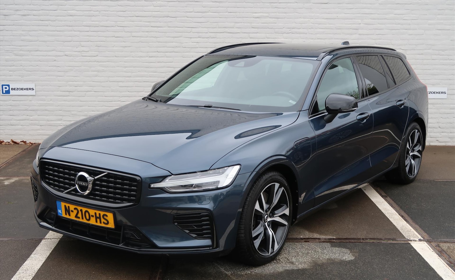 Volvo V60 - T6 Twin Engine 340pk AWD Geartronic R-Design I Panoramadak I Camera I PDC I Elek. Incl. Tr - AutoWereld.nl