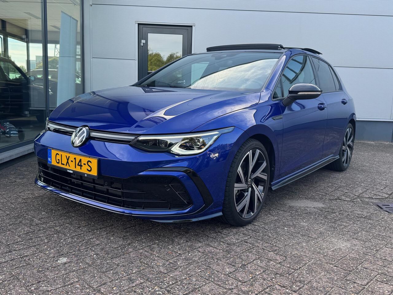 Volkswagen Golf - 1.5 TSI | R-LINE | PANO | STOELVERW | CAMERA - AutoWereld.nl