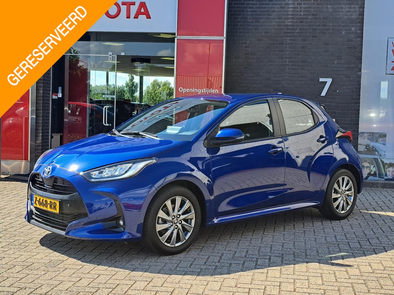Toyota Yaris - 1.5 HYBRID DYNAMIC STOEL- & STUURVERW LED KEYLESS PARK-CAMERA 16" LM-VELGEN PARK-SENSOREN - AutoWereld.nl