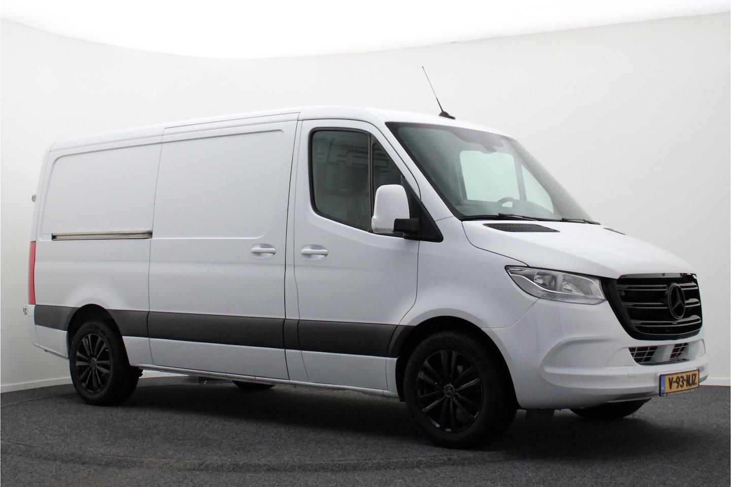 Mercedes-Benz Sprinter - 317 CDI Aut. L2H1 Leer, 3-Zits, Camera, Standkachel, Apple Carplay, Cruise, DAB - AutoWereld.nl
