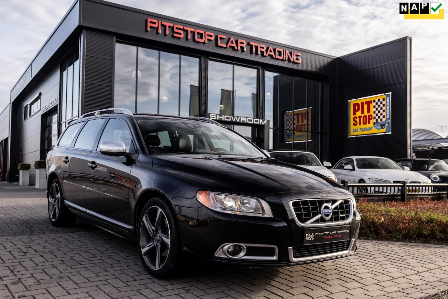 Volvo V70 - 2.0 T5 R-Design 2.0 T5 R-Design, 241 PK, Automaat, Cruise, Stoelverwarming! - AutoWereld.nl