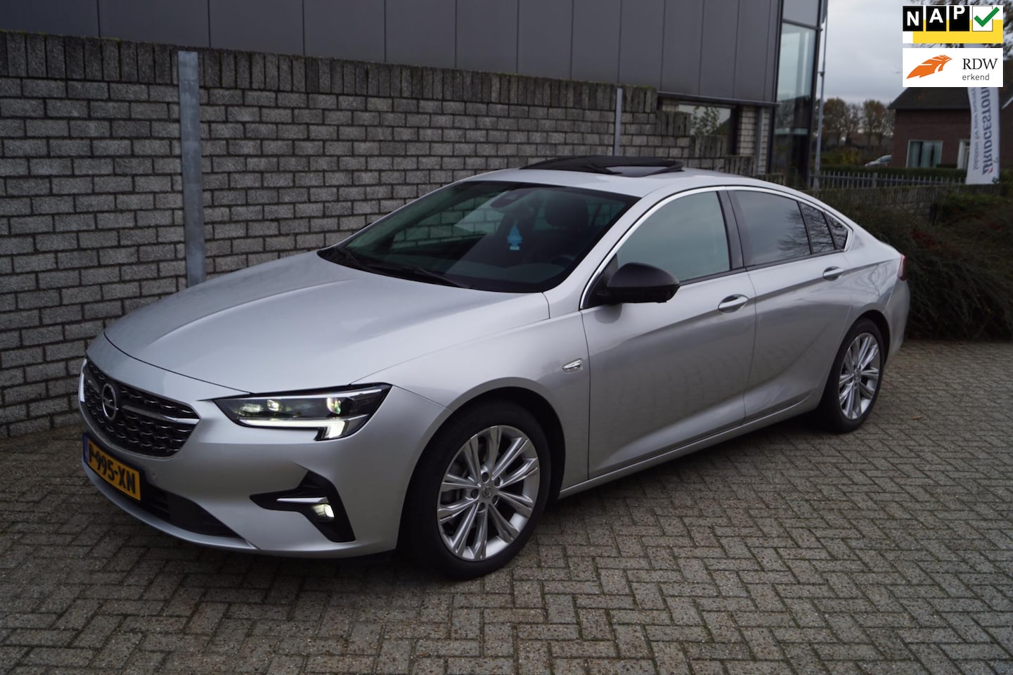 Opel Insignia Grand Sport - 2.0 Turbo Business Autom Leder Sportst Stoel/Stuur A Bankverw Navi Camera Schuifkdak Clima - AutoWereld.nl