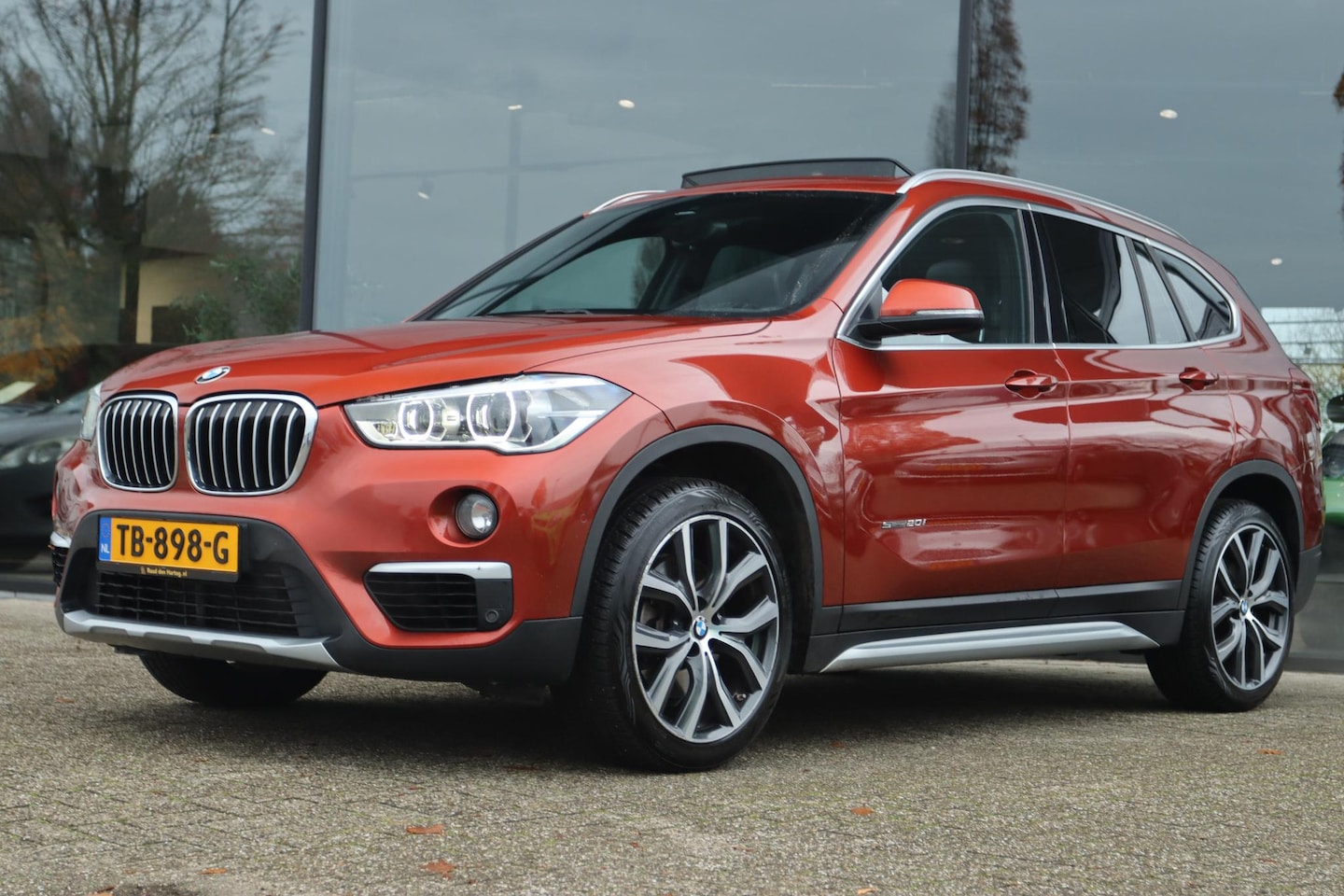BMW X1 - SDRIVE20I HIGH EXECUTIVE | PANO | LED | HUD | LEDER | CAMERA | NAVI | STOELVERW. - AutoWereld.nl