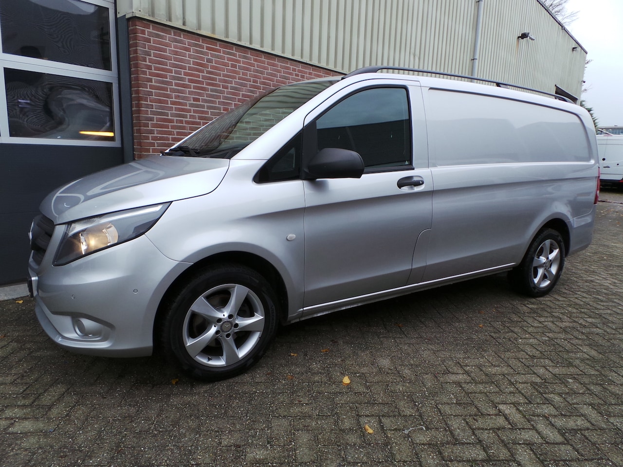 Mercedes-Benz Vito - 114 CDI Aut. L2H1 Airco,Cruise,Navi,Camera,Lane ass,Dodehoek - AutoWereld.nl