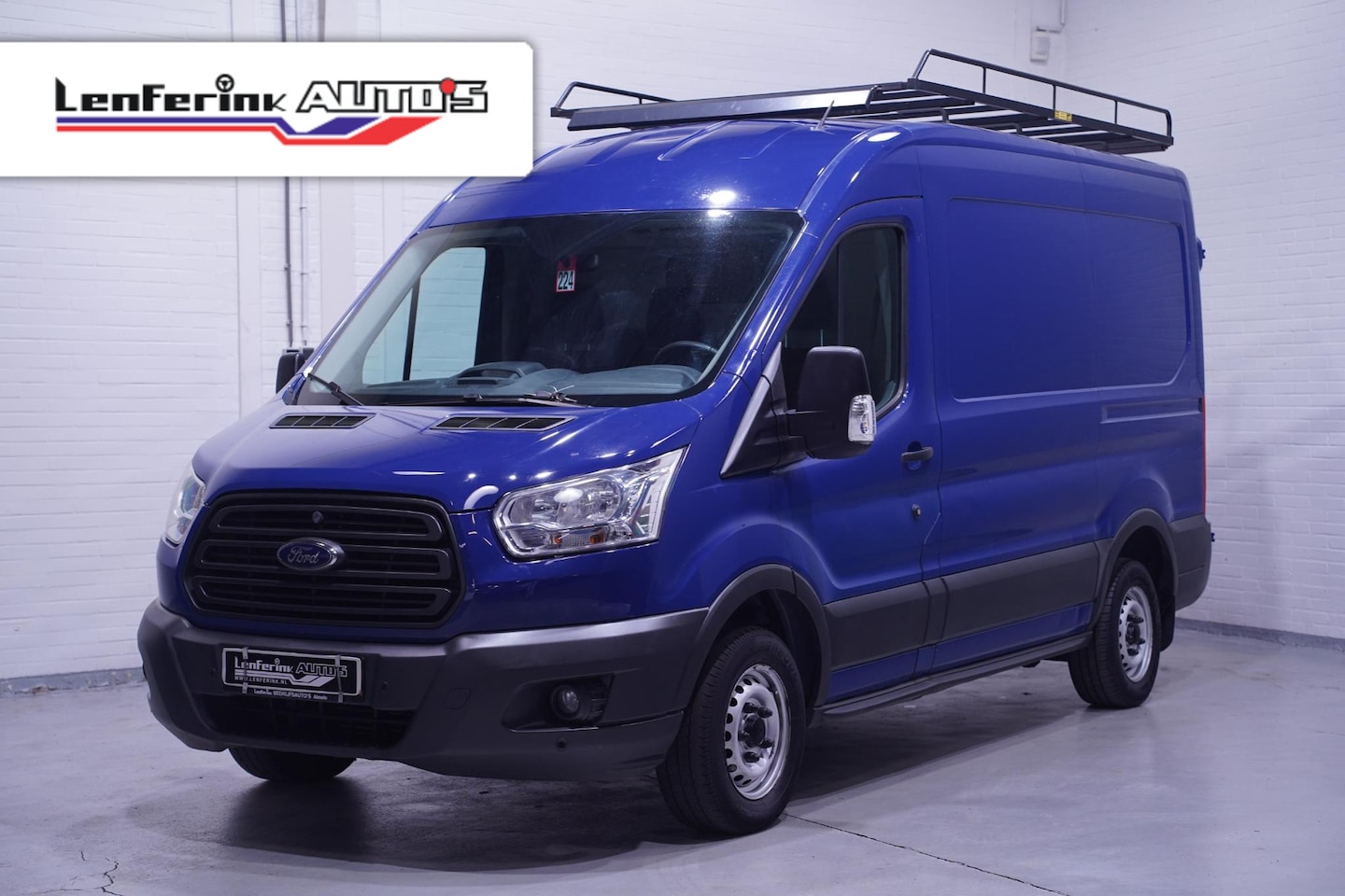 Ford Transit - 2.2 TDCI 100 pk L2H2 Imperiaal met Trap, PDC V+A, APK 10-2026 - AutoWereld.nl