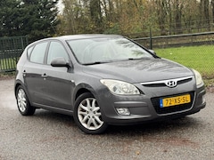 Hyundai i30 - 1.6i Dynamic Luxe /Airco/Nw apk/