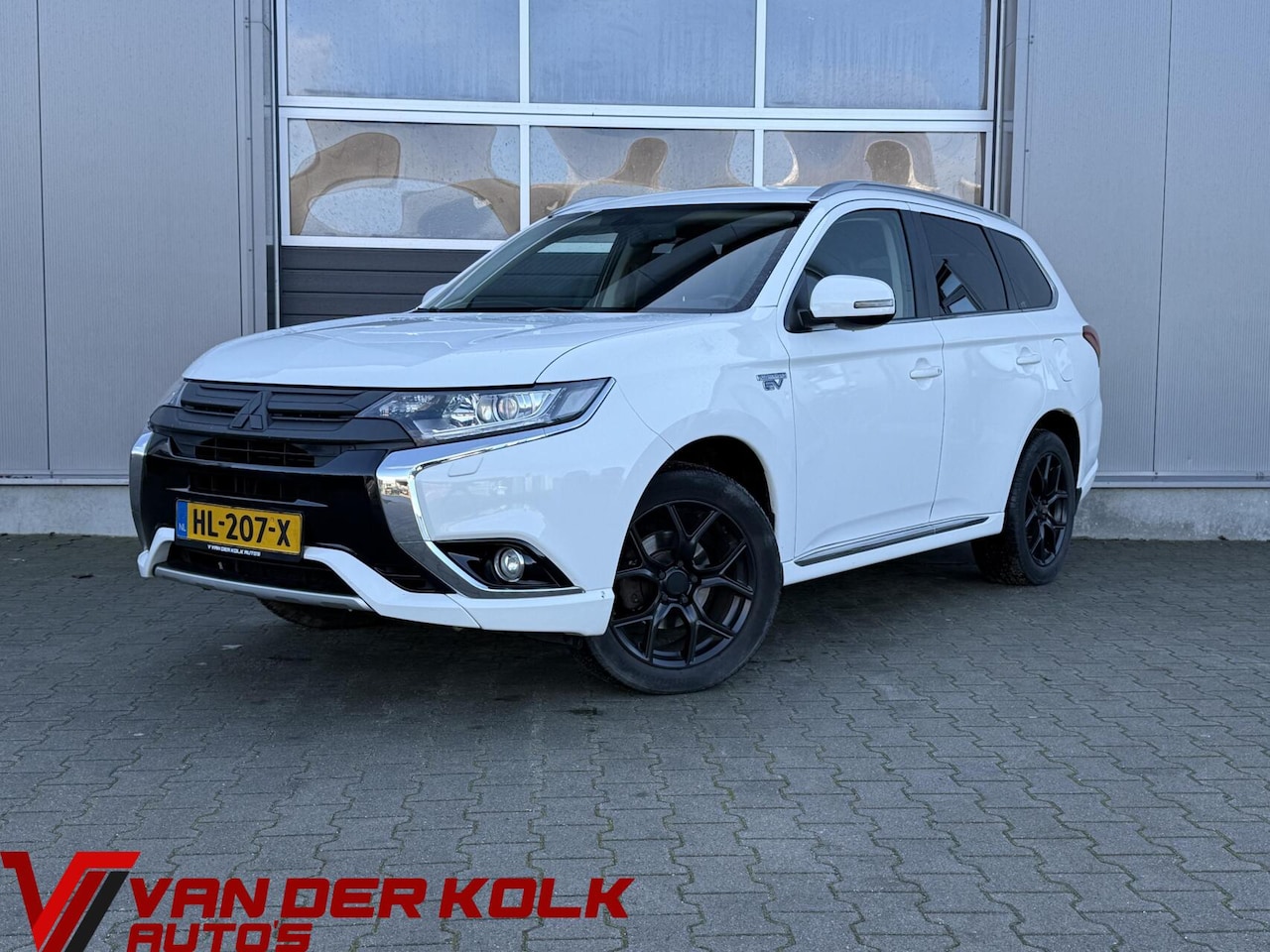Mitsubishi Outlander - 2.0 PHEV Executive Alcantara/Leder LED Navigatie Climate Cruise Trekhaak - AutoWereld.nl