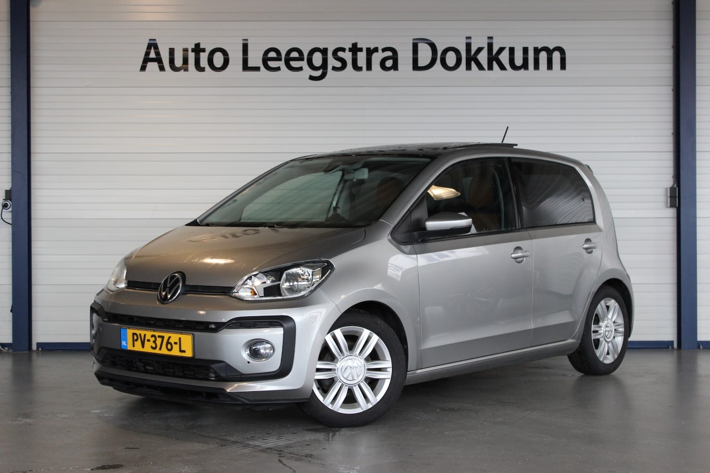 Volkswagen Up! - 1.0 TSI high up! Pano | NL-Auto | Alcantara | Camera | Beats | Stoelverw. | Clima | Cruise - AutoWereld.nl