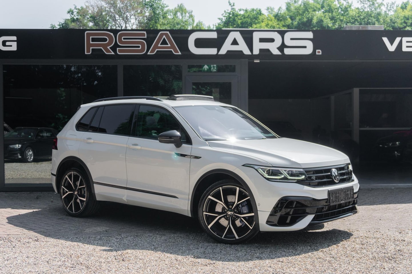 Volkswagen Tiguan - R 2.0 TSI 4Motion | Akrapovic | Panorama - AutoWereld.nl