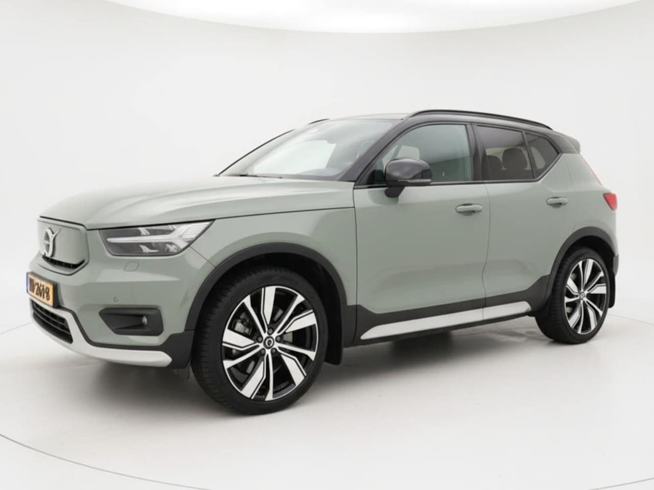 Volvo XC40 - Recharge P8 AWD R-Design / Panoramadak / Trekhaak / SOH 93% - AutoWereld.nl