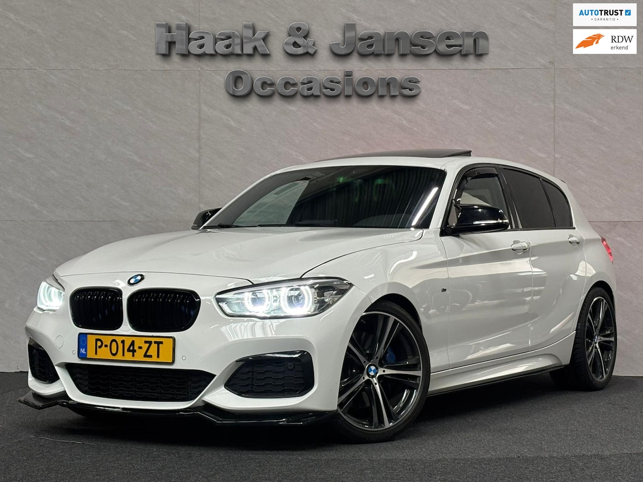 BMW 1-serie - M135i xDrive Panoramadak Alcantara M-sport - AutoWereld.nl