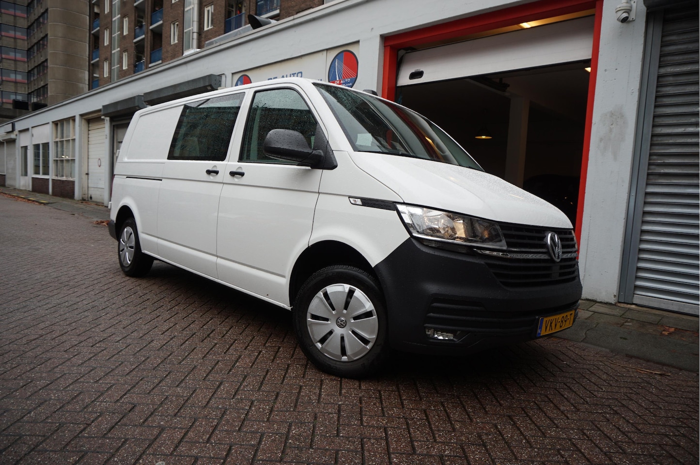 Volkswagen Transporter - 2.0 TDI L2H1 30 DC | Aut7 | NAVI | Apple Carplay | Trekhaak | Airco | Cruise | Dubbele cab - AutoWereld.nl