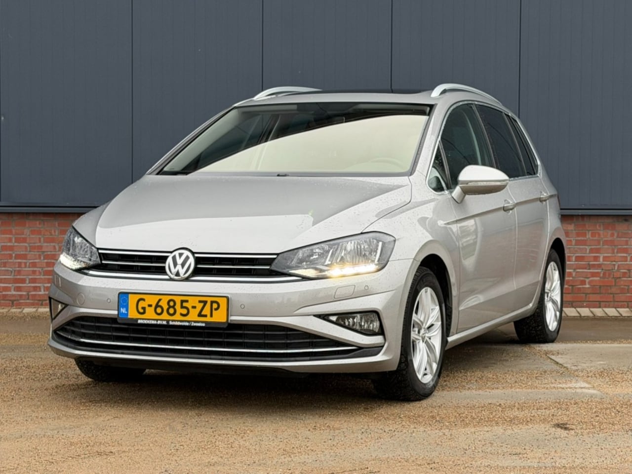 Volkswagen Golf Sportsvan - 1.0 TSI 116pk DSG Automaat Pano / Trekhaak / Navigatie - AutoWereld.nl