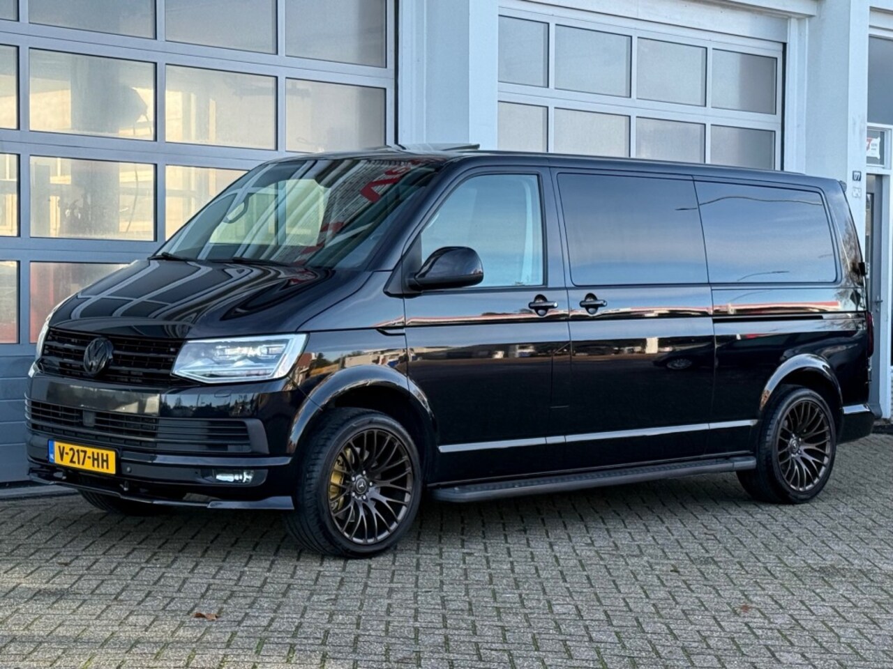 Volkswagen Transporter - 2.0 TDI 204PK L2H1 Bulli DC Navi Schuif-dak Uniek!!! - AutoWereld.nl