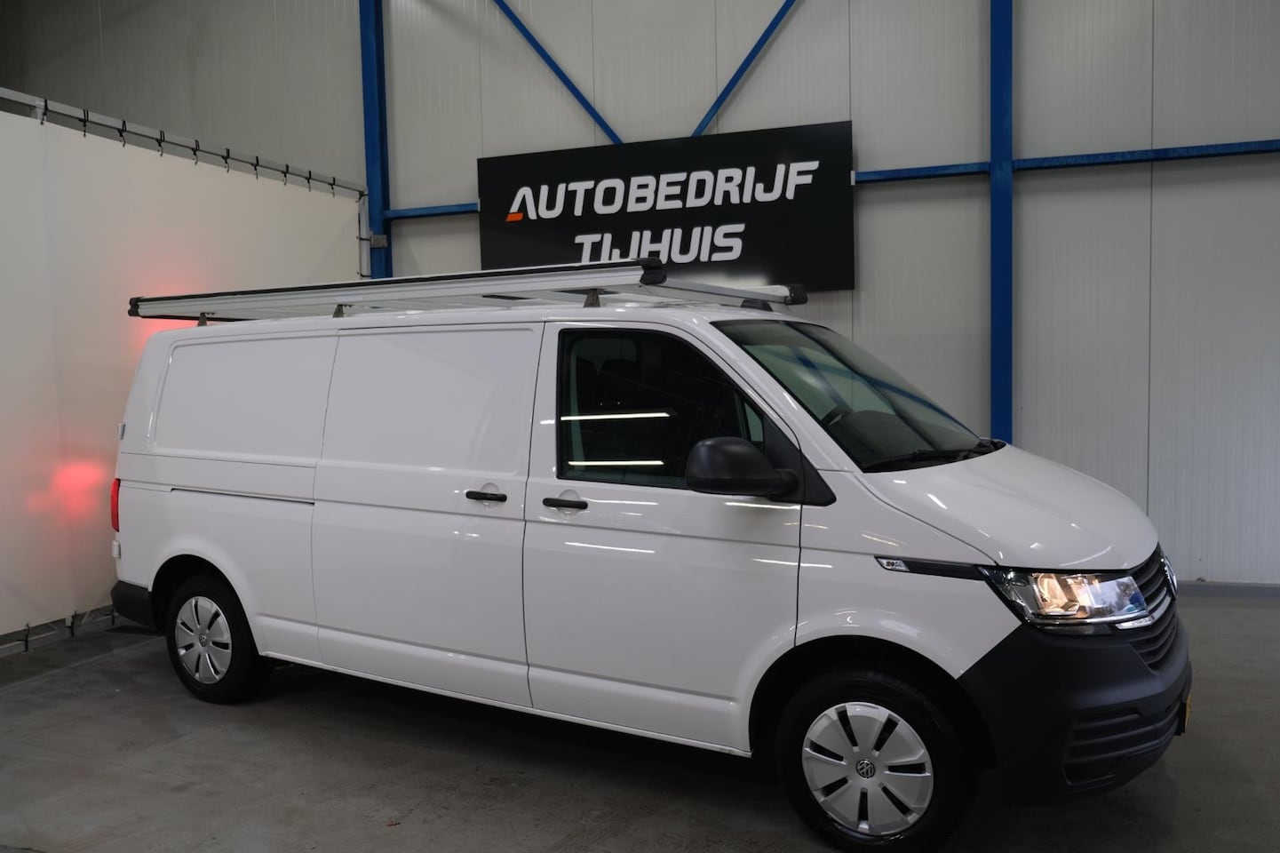 Volkswagen Transporter - 2.0 TDI L2H1 28 Economy Business - N.A.P. Airco, Cruise, Trekhaak, PDC. - AutoWereld.nl
