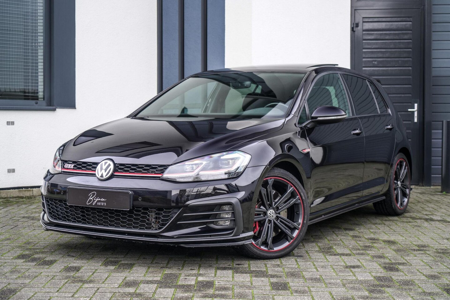 Volkswagen Golf - 2.0 TSI GTI 300PK Performance PANO / KEYLESS / TREKHAAK - AutoWereld.nl