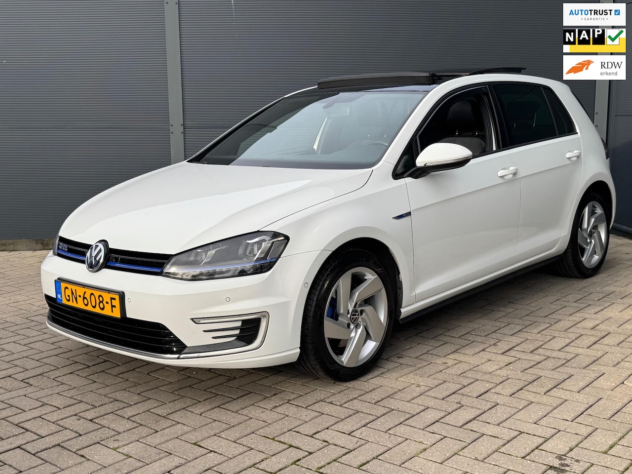 Volkswagen Golf - 1.4 TSI GTE / Pano / Leer / Nap / Trekhaak - AutoWereld.nl