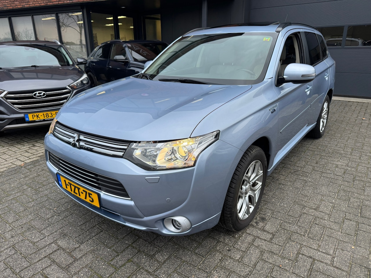 Mitsubishi Outlander - 2.0 PHEV Instyle+ ACC LEDER TREKHAAK SCHUIFDAK VOL - AutoWereld.nl