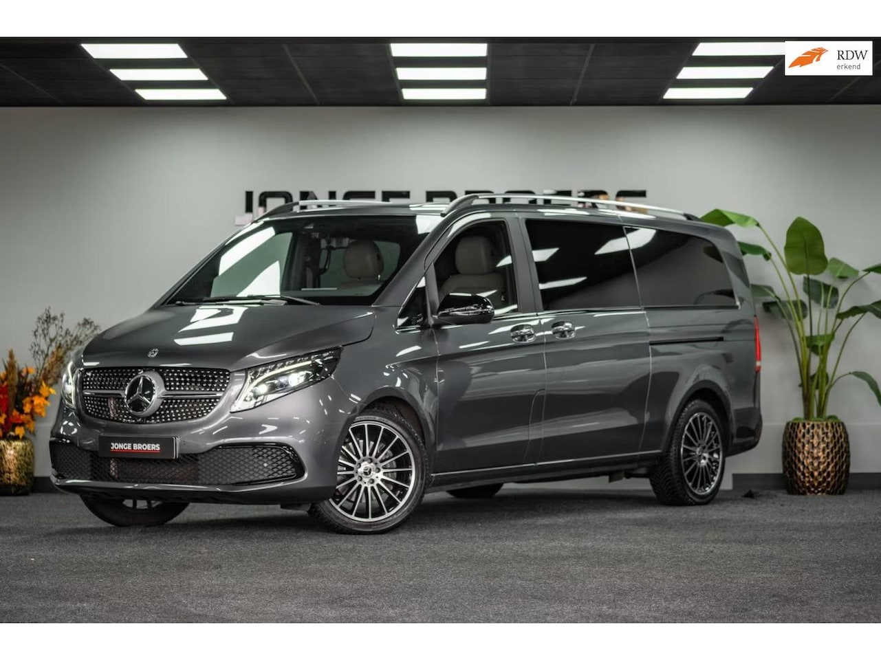 Mercedes-Benz V-klasse - 300d Extra Lang DC Avantgarde Edition 300d Extra Lang DC Avantgarde Edition - AutoWereld.nl