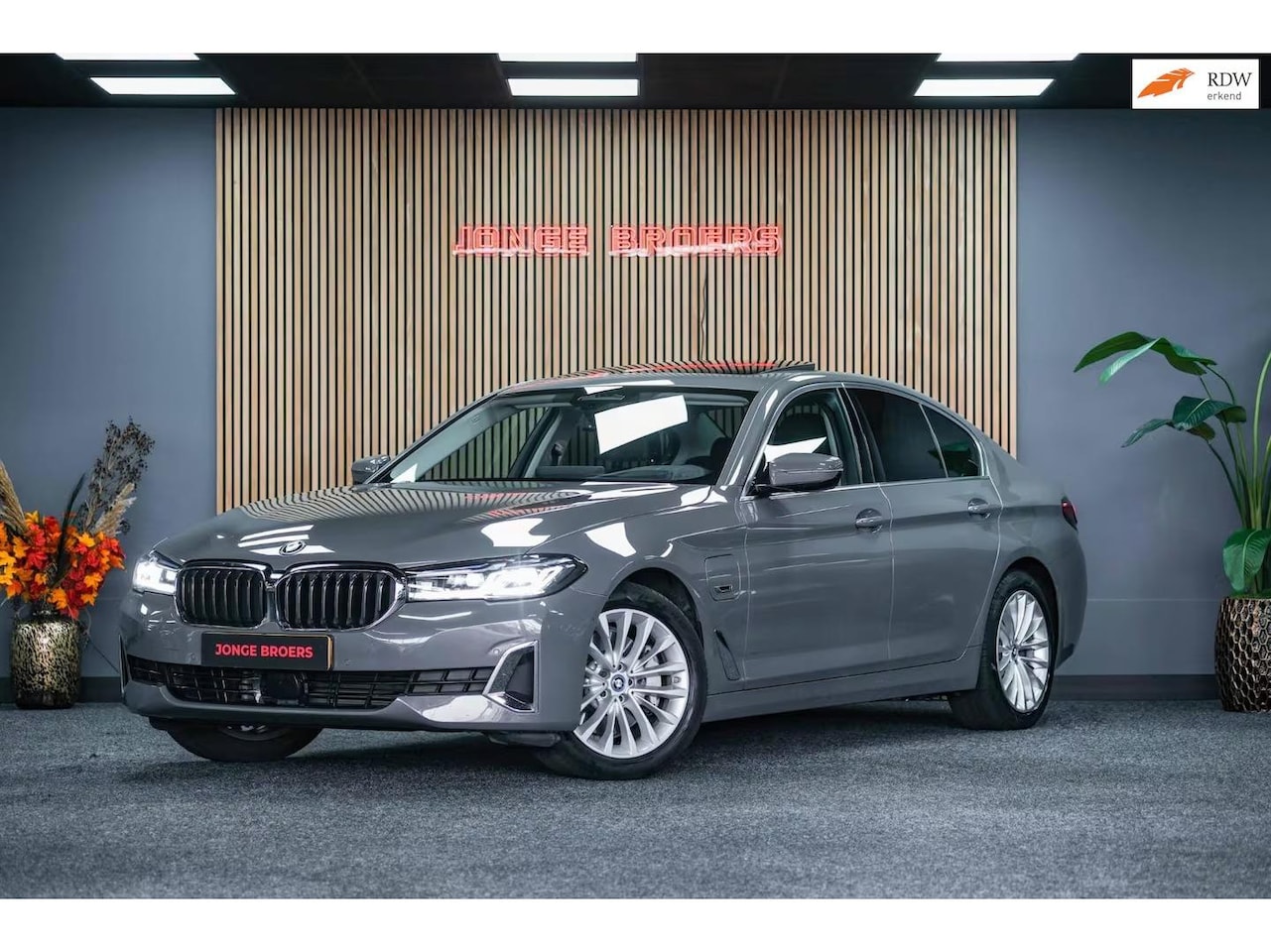 BMW 5-serie - 530e High Executive |Drive Assist|Schuifdak - AutoWereld.nl