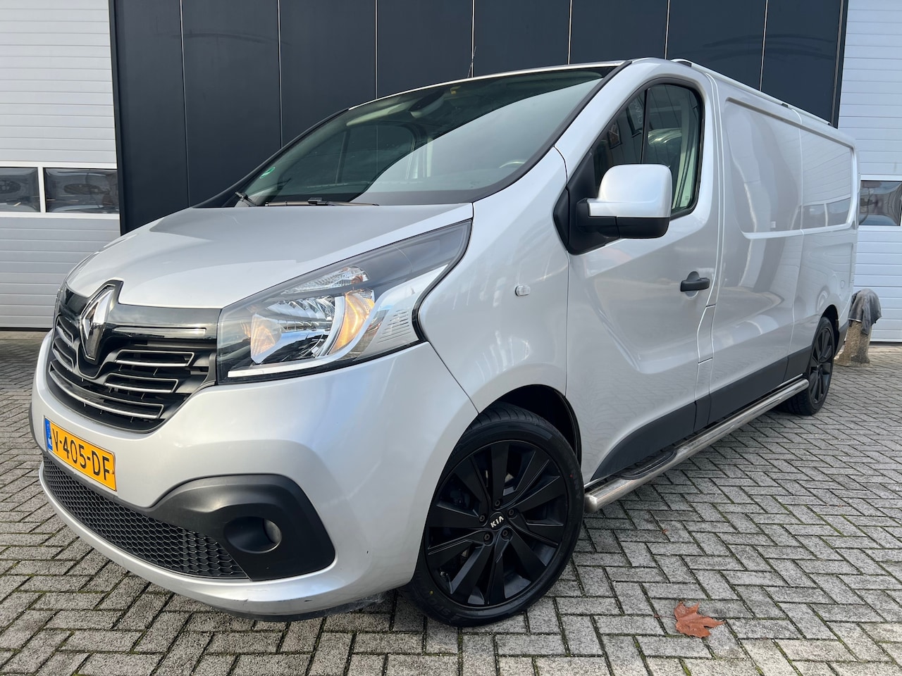 Renault Trafic - 1.6 dCi 125pk L2H1 '17 Navi/Airco/19'Lmv/ZrMooi - AutoWereld.nl