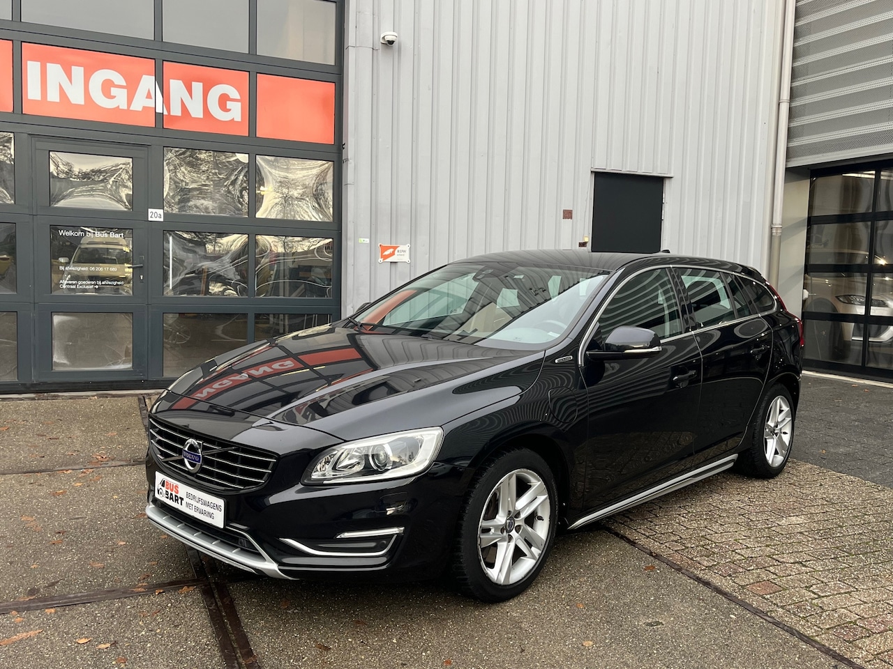 Volvo V60 - 2.4 D6 AWD Plug-In Hybrid R-Design 286PK|Memory|Leder|Keyless|Pdc|Navi|Stoelverwarming|Blu - AutoWereld.nl