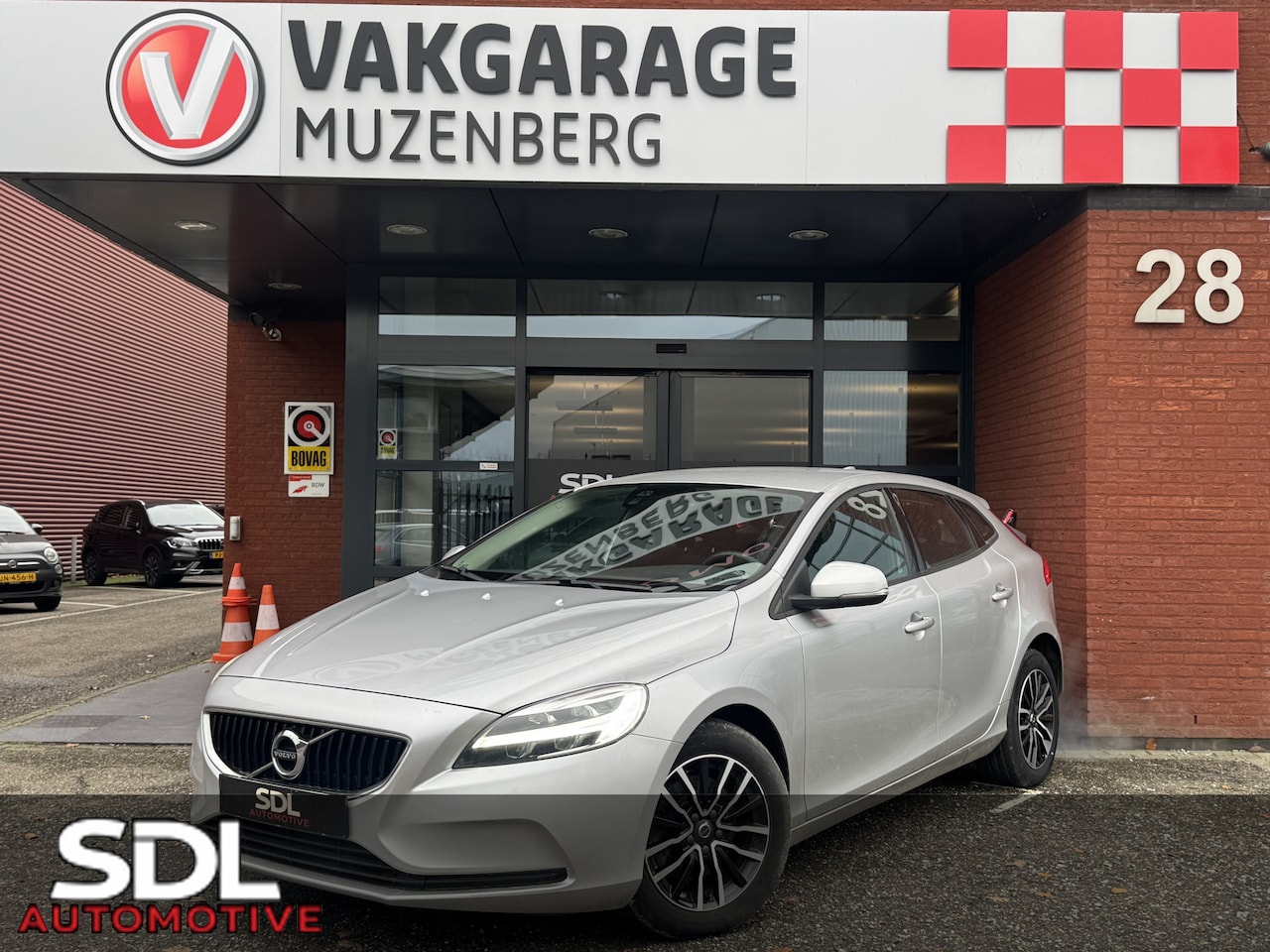 Volvo V40 - 2.0 T2 Momentum // NAVI // PDC // CLIMA // CRUISE // LED KOPLAMPEN // BLUETOOTH // - AutoWereld.nl