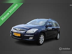 Hyundai i30 CW - 1.6i Dynamic Business. Clima control, Trekhaak. Parkeersensoren achter. NAP. Nieuw APK